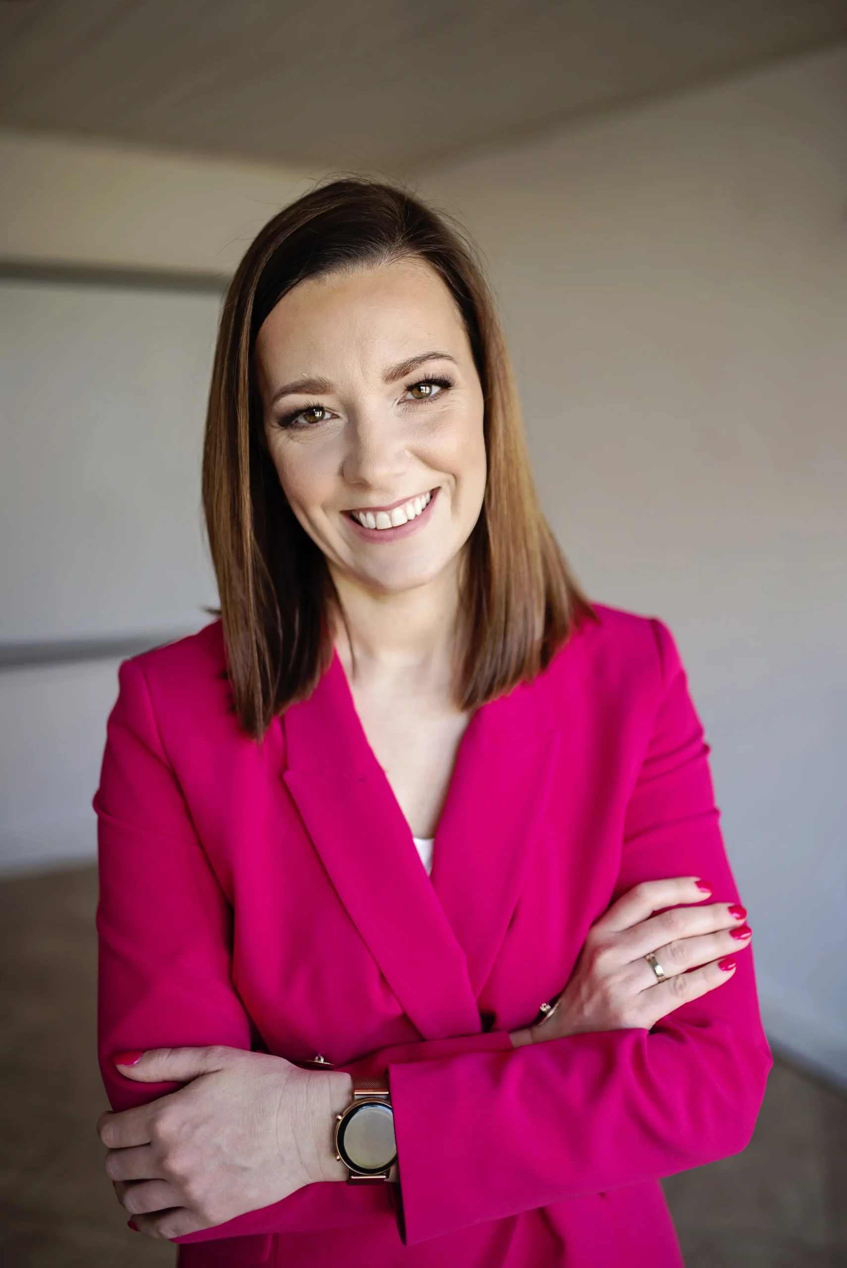 Młoda kobieta w różowym garniturze